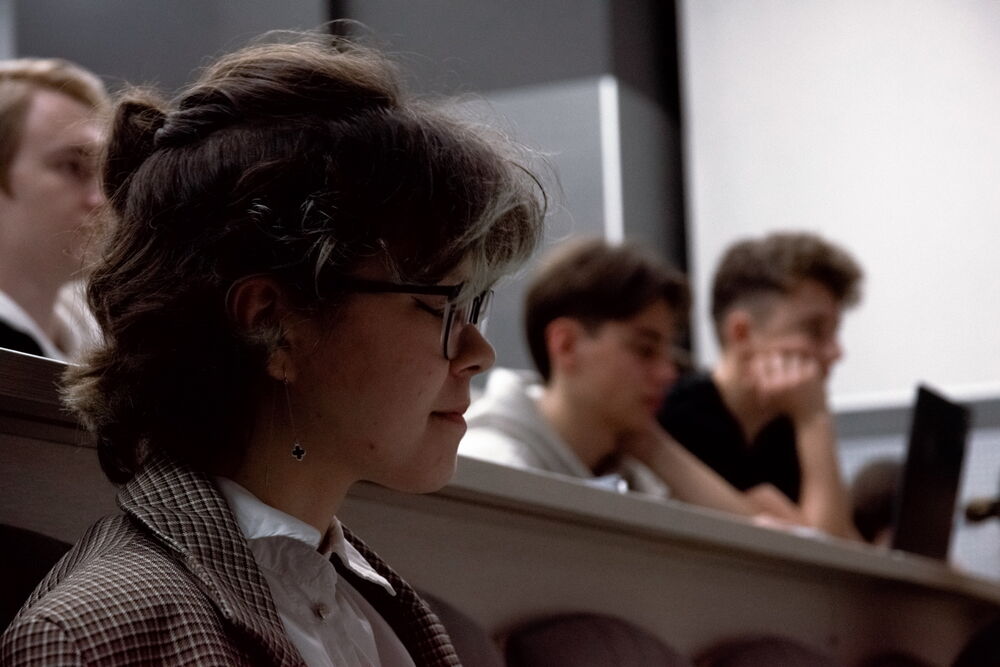 На фотографии члены Дизайн-клуба в аудитории