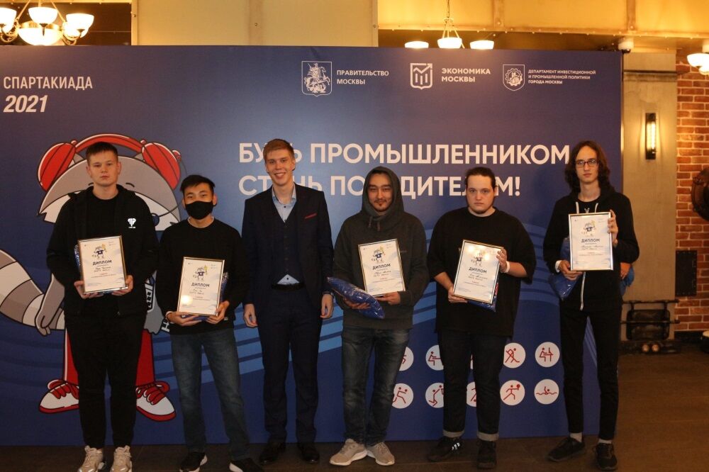 Фотография студентов с дипломами победителей киберспортивных соревнований