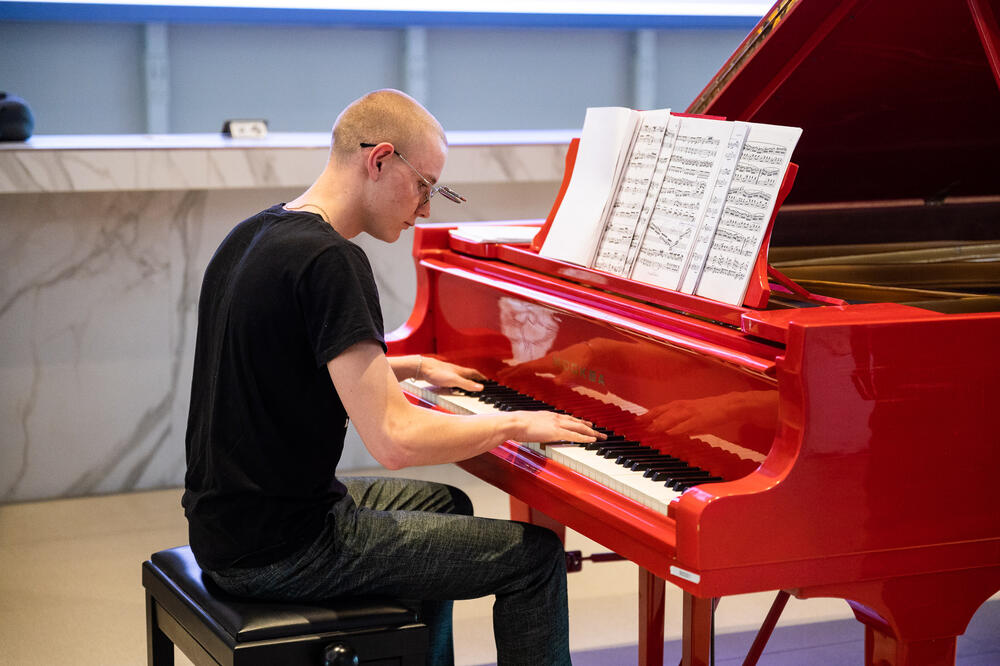 На изображении выступлении участника музыкальной судии