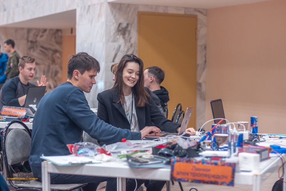 На фотографии члены Клуба проектных инициатив во время кейс-чемпионата