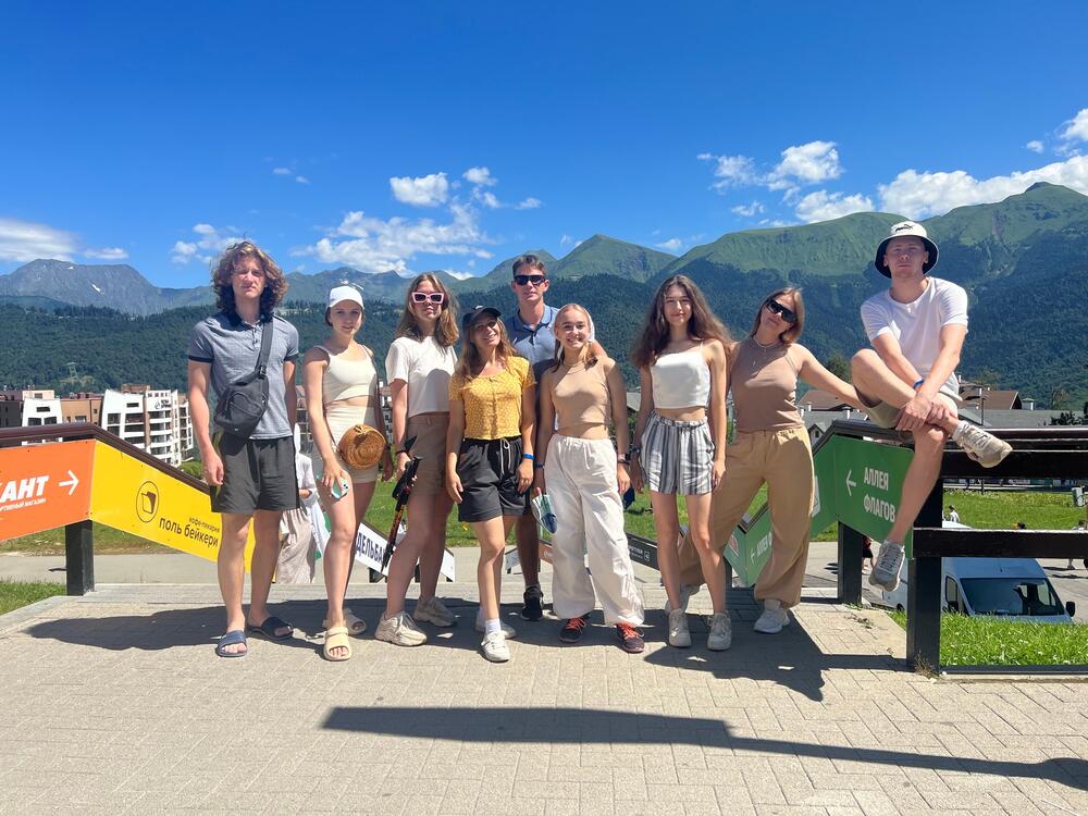 Студенты НИТУ МИСИС на фоне горных вершин