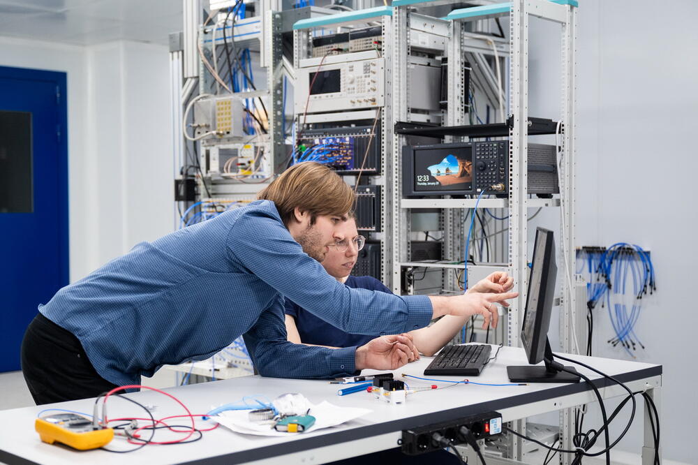 На изображении ученый-исследователь в лаборатории Университета МИСИС