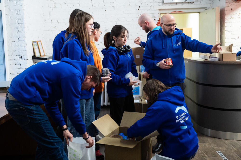 Добровольцы в Штабе МЫ ВМЕСТЕ собирают вещи для посылки с гуманитарной помощью