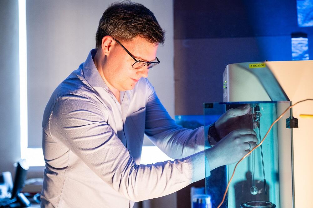 Ученый НИТУ МИСИС в лаборатории
