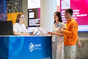 Абитуриенты на Дне открытых дверей НИТУ МИСИС