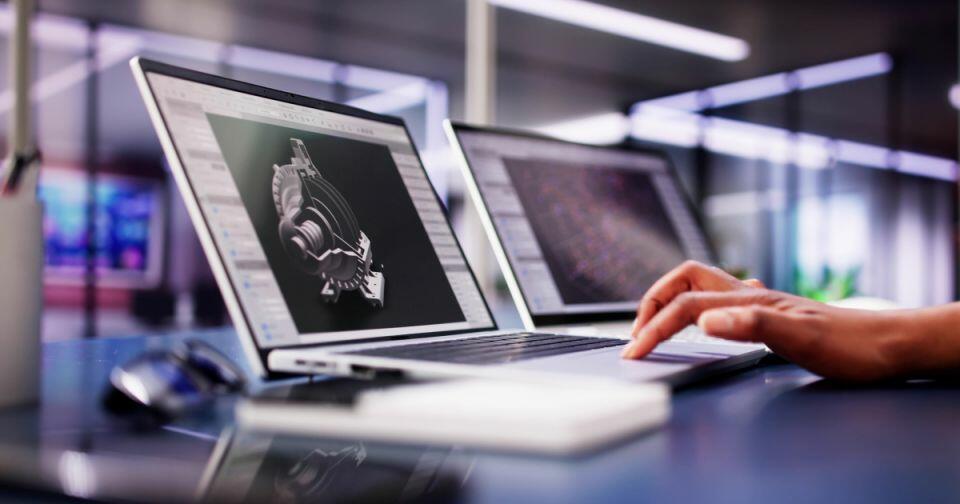 Ноутбук с проектом на экране