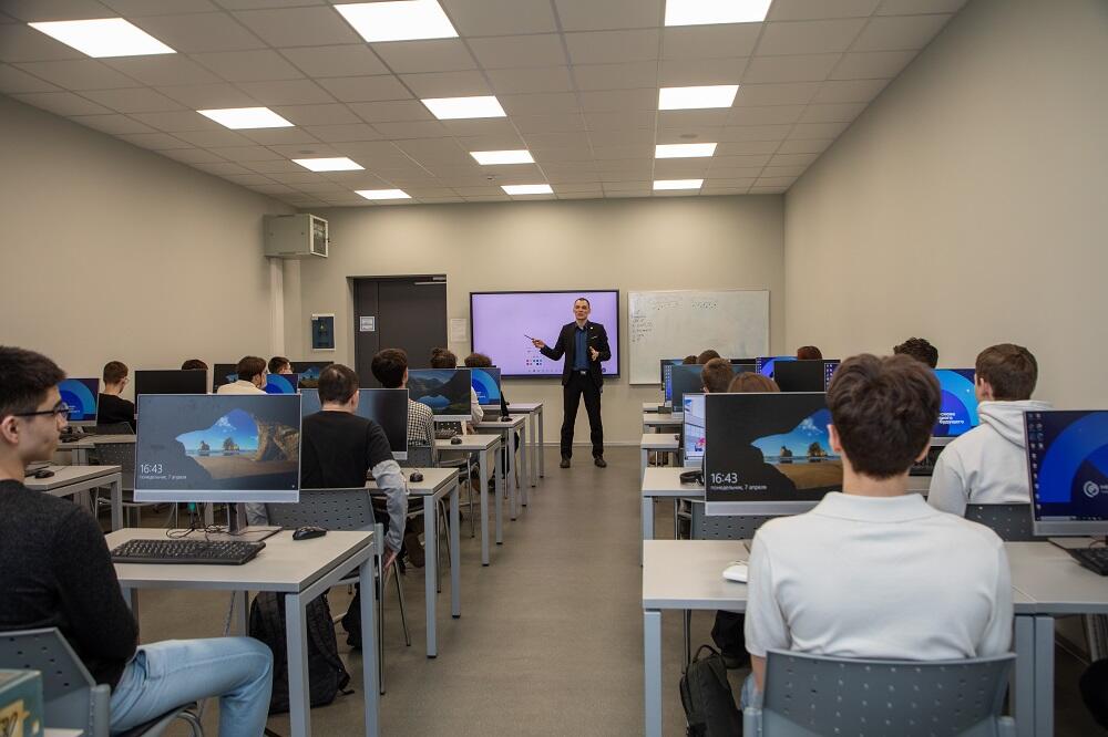 Школьники в НИТУ МИСИС на проекте «ИТ-класс в московской школе»