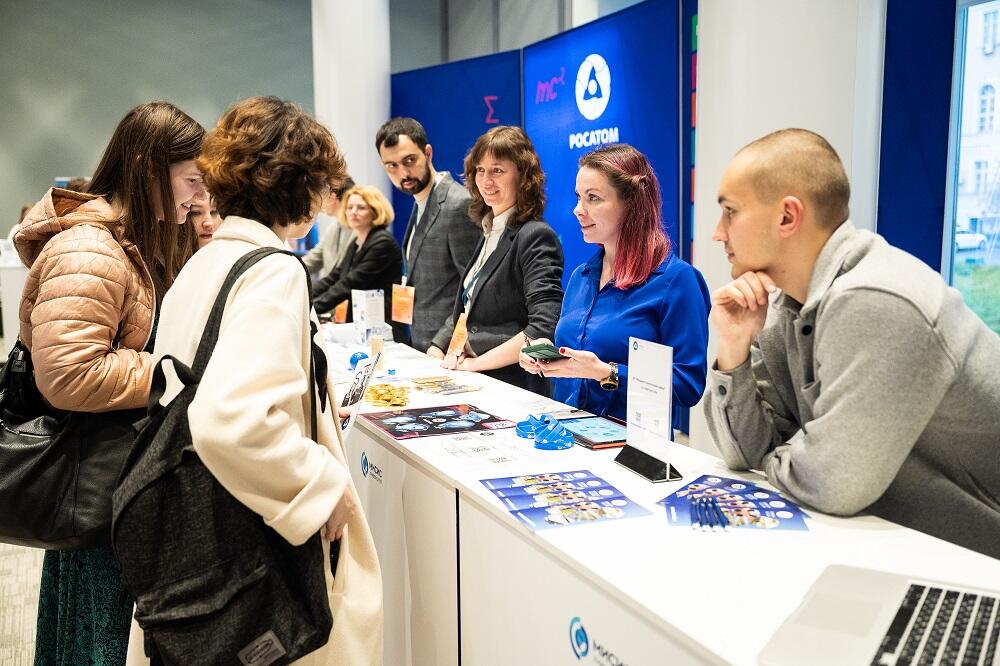 Студенты и представители компаний на ярмарке вакансий