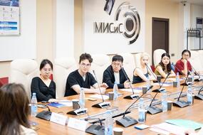 Участники летней школы НИТУ МИСИС 2026 слушают лекцию в аудитории университета